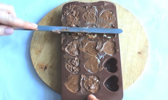 Ножом снимаем излишки шоколада